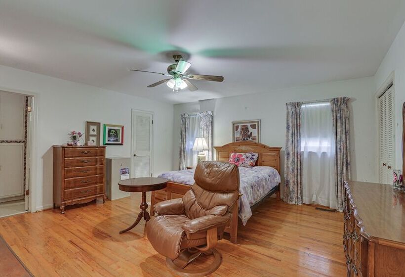 Rustic Thomasville Home W/ Deck: 2 Mi To Downtown!