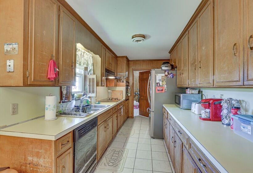 Rustic Thomasville Home W/ Deck: 2 Mi To Downtown!