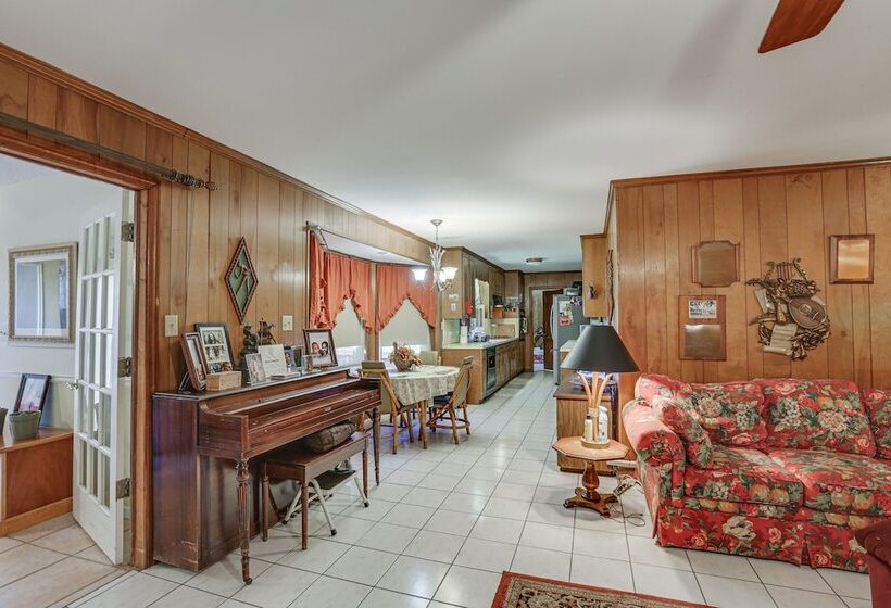 Rustic Thomasville Home W/ Deck: 2 Mi To Downtown!