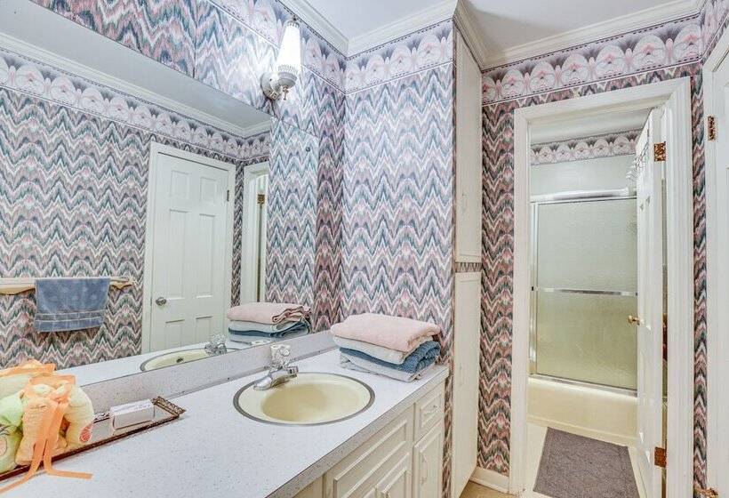 Rustic Thomasville Home W/ Deck: 2 Mi To Downtown!