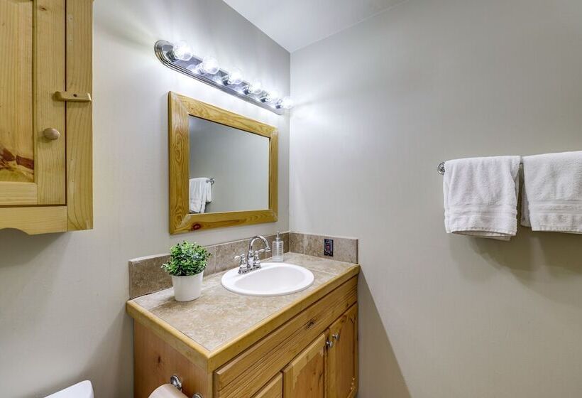 Spacious Mountain View Cabin By Angel Fire Resort