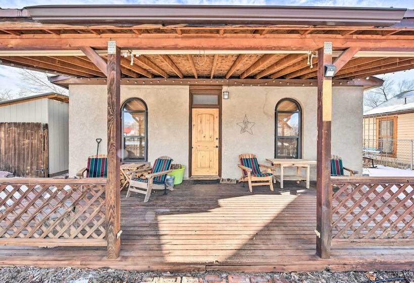 0255: Eclectic Sanctuary 6 Blocks From Downtown!