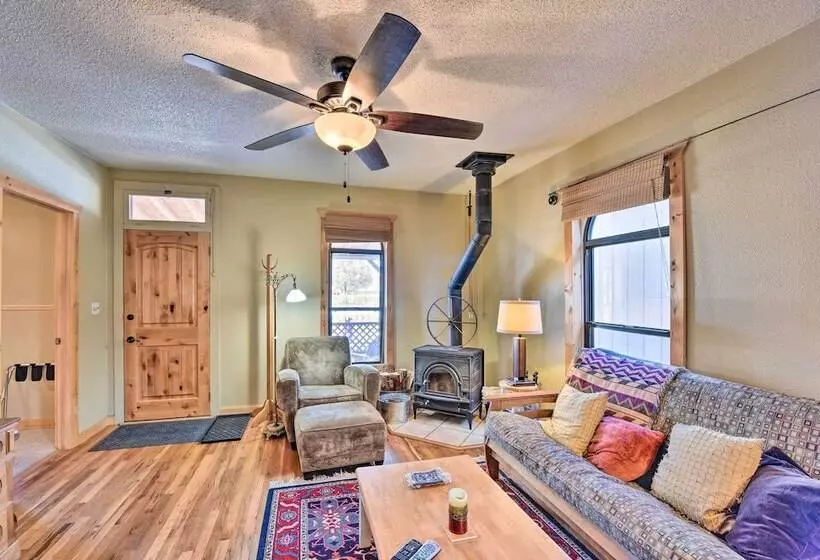 0255: Eclectic Sanctuary 6 Blocks From Downtown!