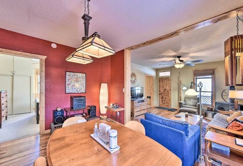 0255: Eclectic Sanctuary 6 Blocks From Downtown!