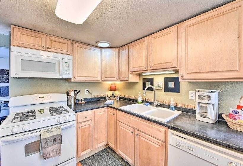 0255: Eclectic Sanctuary 6 Blocks From Downtown!