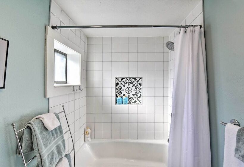 0255: Eclectic Sanctuary 6 Blocks From Downtown!