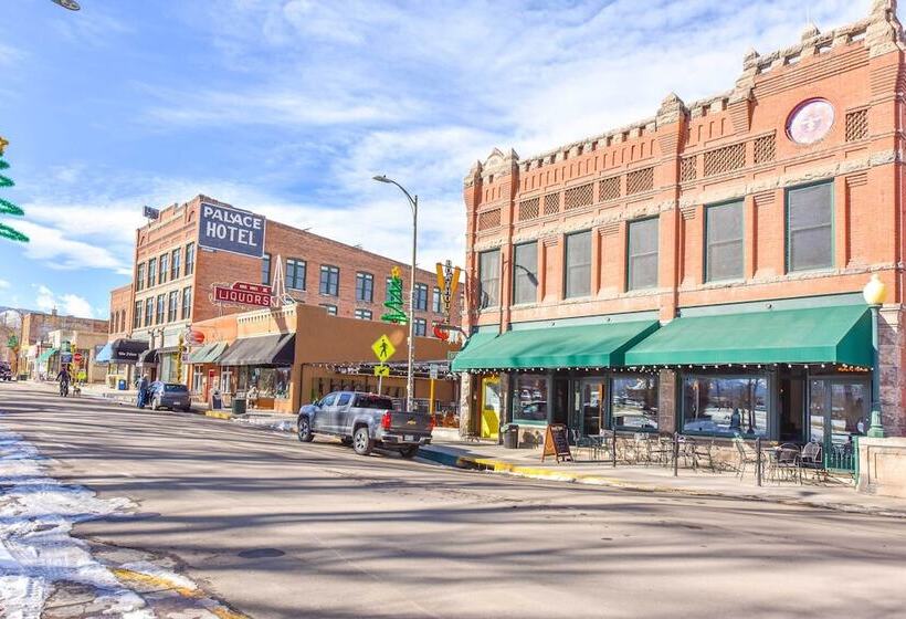 0255: Eclectic Sanctuary 6 Blocks From Downtown!