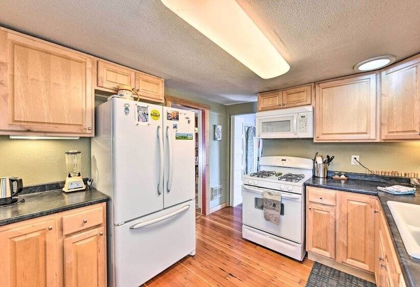 0255: Eclectic Sanctuary 6 Blocks From Downtown!