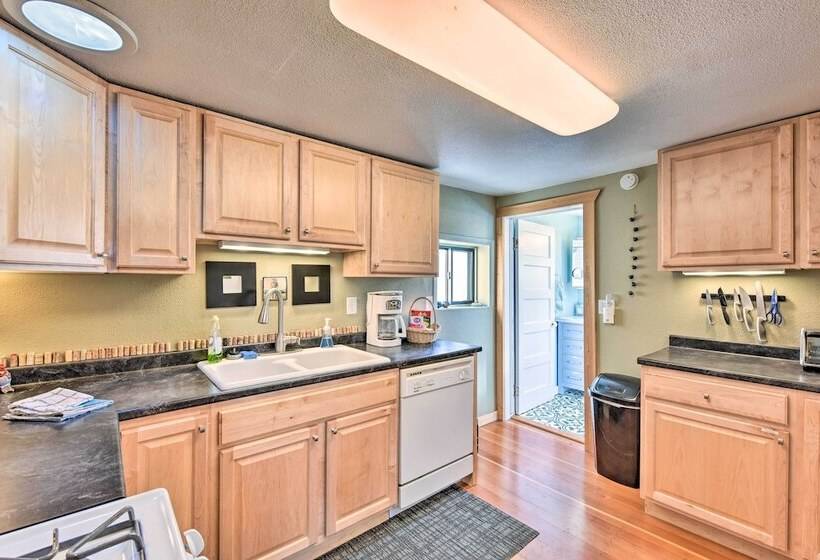 0255: Eclectic Sanctuary 6 Blocks From Downtown!