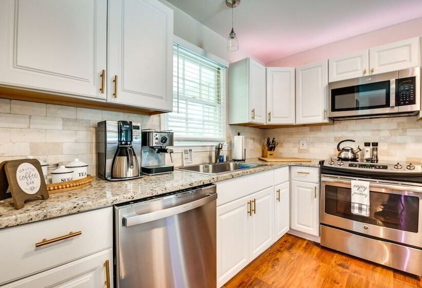 Acworth Oasis W/ Pool, Hot Tub & Fire Pit!