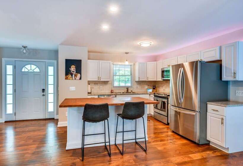 Acworth Oasis W/ Pool, Hot Tub & Fire Pit!