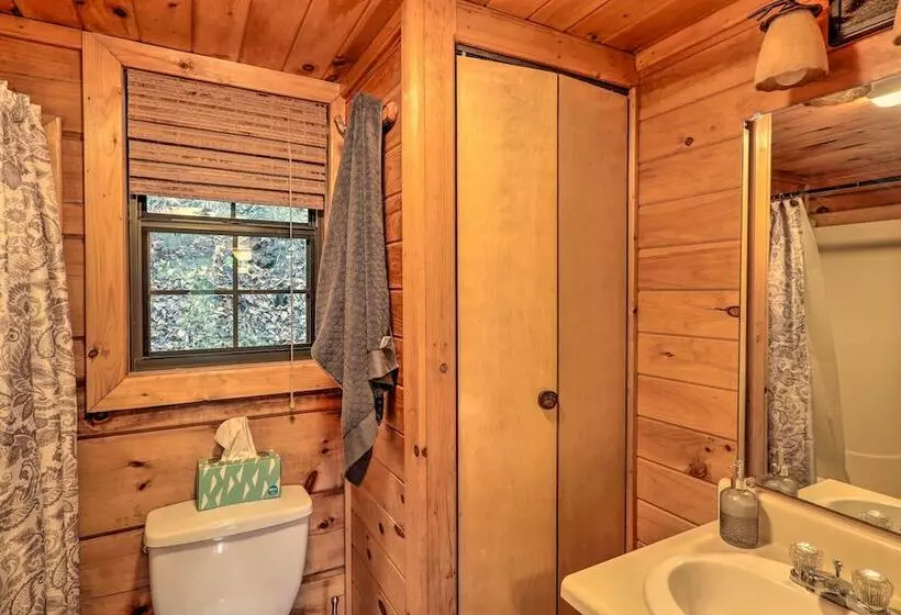 Charming Blue Ridge Cabin W/ Deck + Grill!