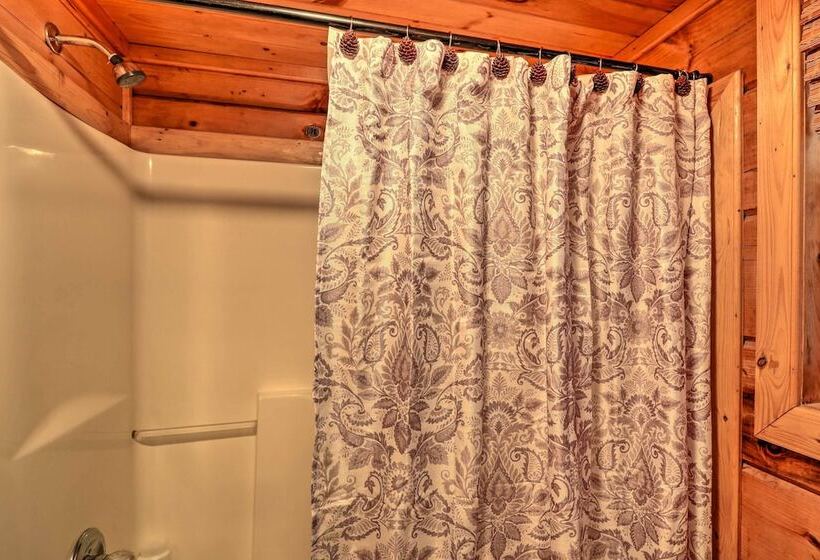 Charming Blue Ridge Cabin W/ Deck + Grill!