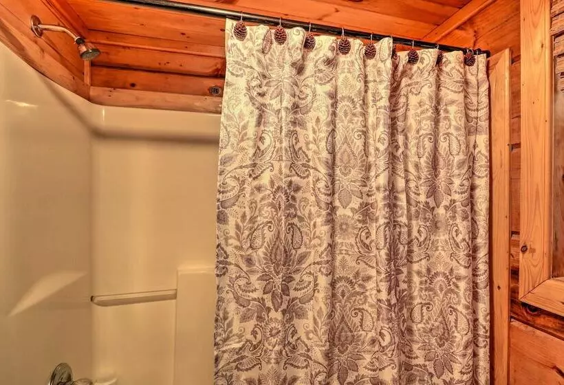 Charming Blue Ridge Cabin W/ Deck + Grill!