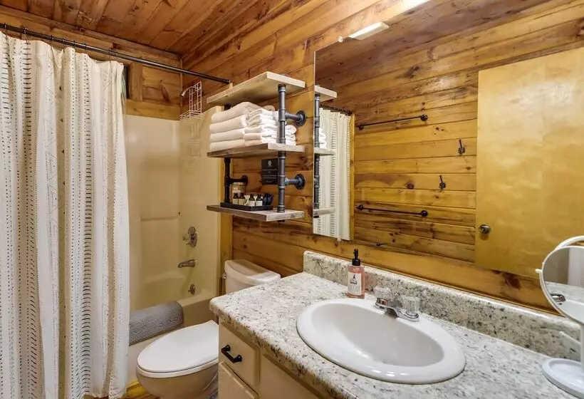 Charming Blue Ridge Cabin W/ Game Room & Hot Tub!