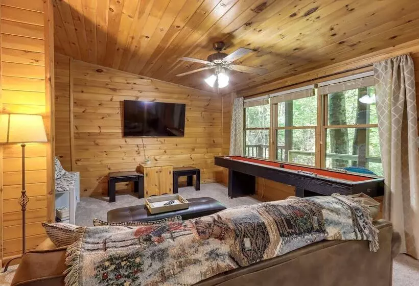 Charming Blue Ridge Cabin W/ Game Room & Hot Tub!
