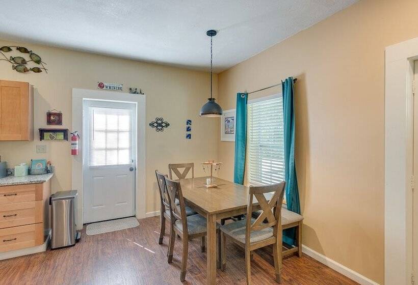 Charming Darien Hideaway W/ Porch, Near Downtown!