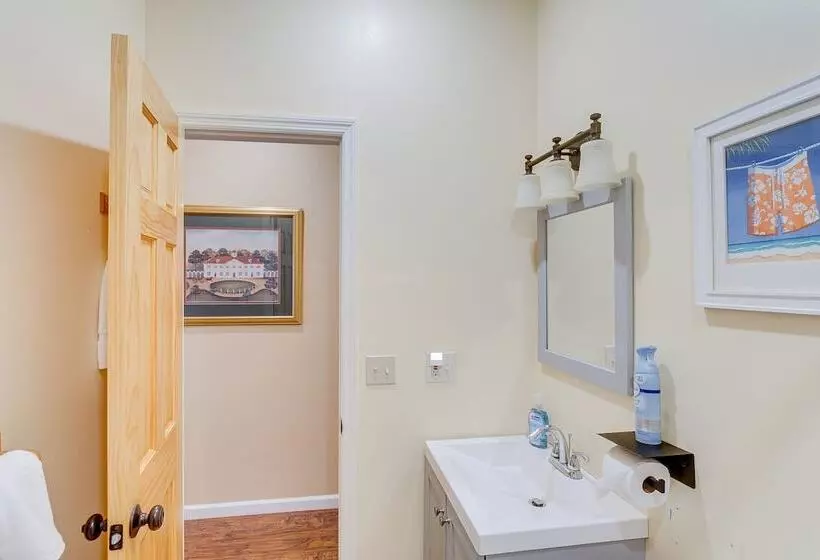 Charming Darien Hideaway W/ Porch, Near Downtown!