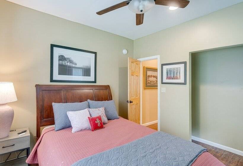 Charming Darien Hideaway W/ Porch, Near Downtown!