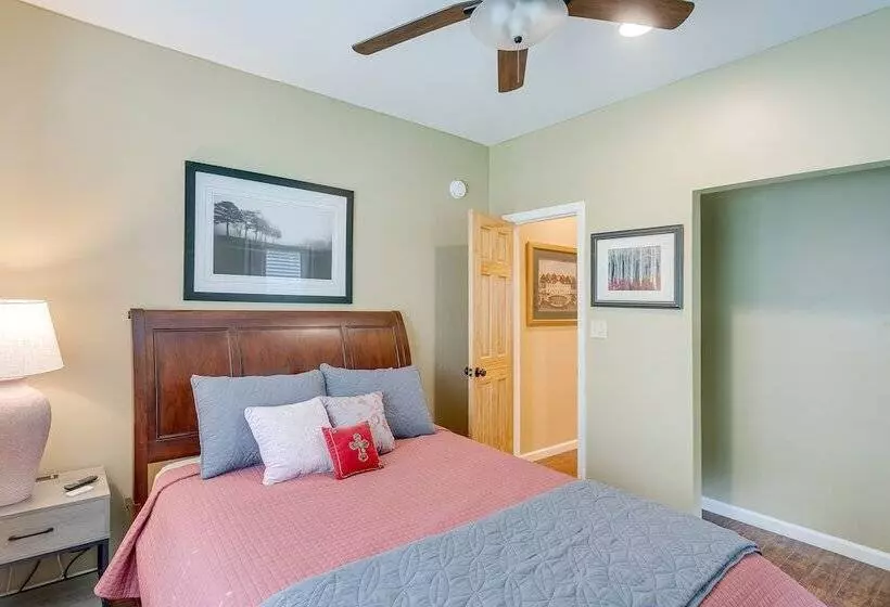 Charming Darien Hideaway W/ Porch, Near Downtown!