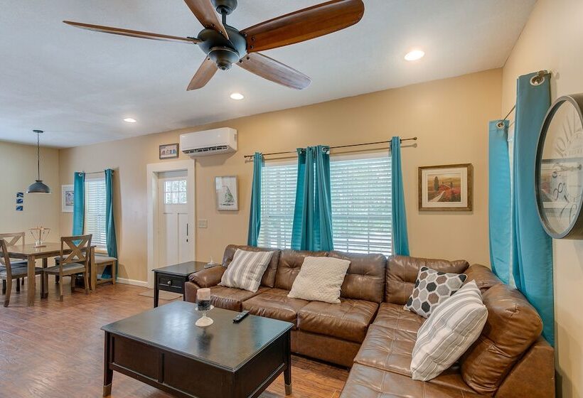 Charming Darien Hideaway W/ Porch, Near Downtown!