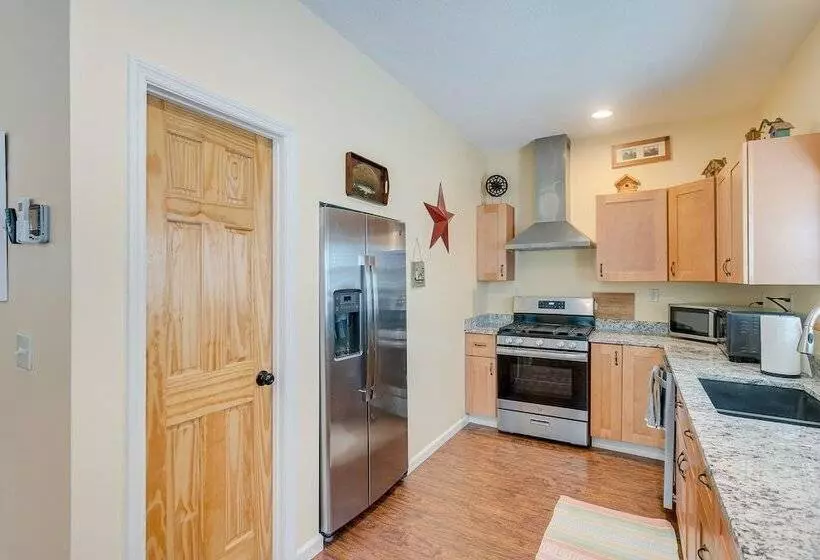 Charming Darien Hideaway W/ Porch, Near Downtown!