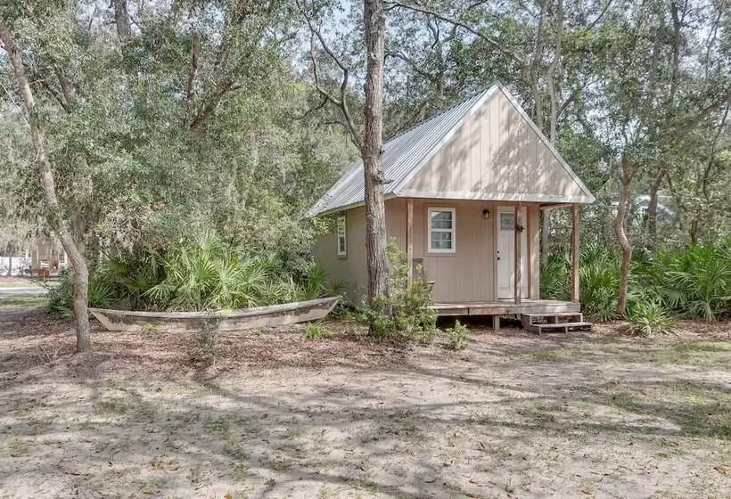 Charming Darien Hideaway W/ Porch, Near Downtown!