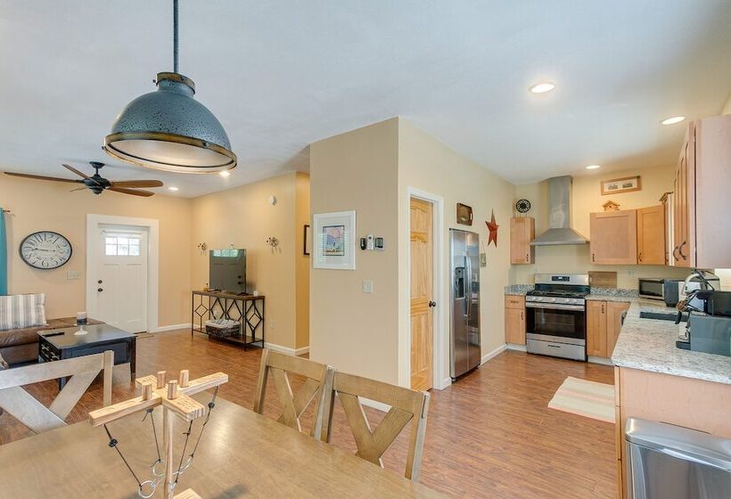 Charming Darien Hideaway W/ Porch, Near Downtown!