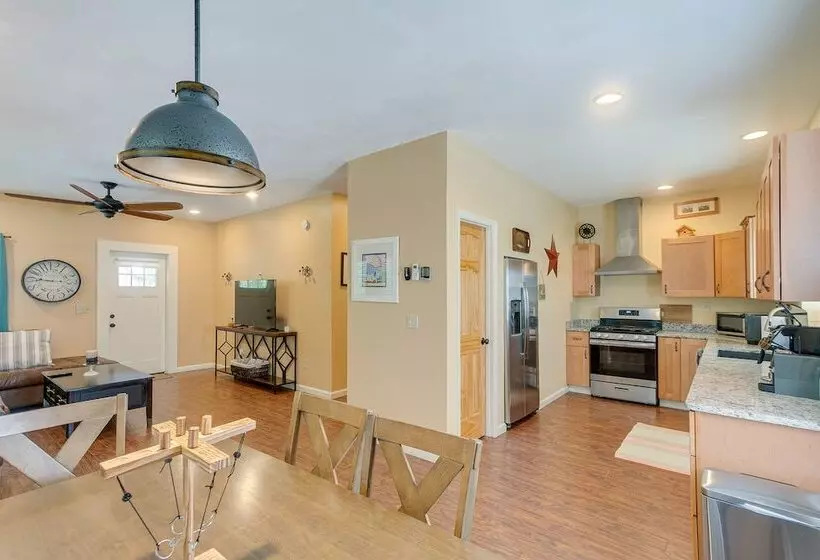 Charming Darien Hideaway W/ Porch, Near Downtown!