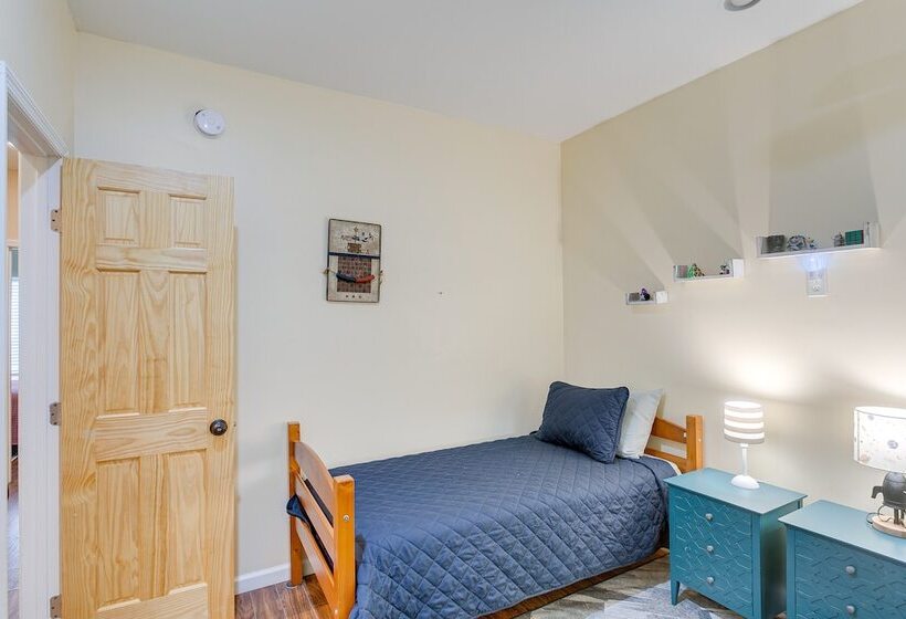 Charming Darien Hideaway W/ Porch, Near Downtown!