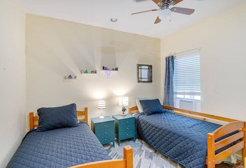 Charming Darien Hideaway W/ Porch, Near Downtown!