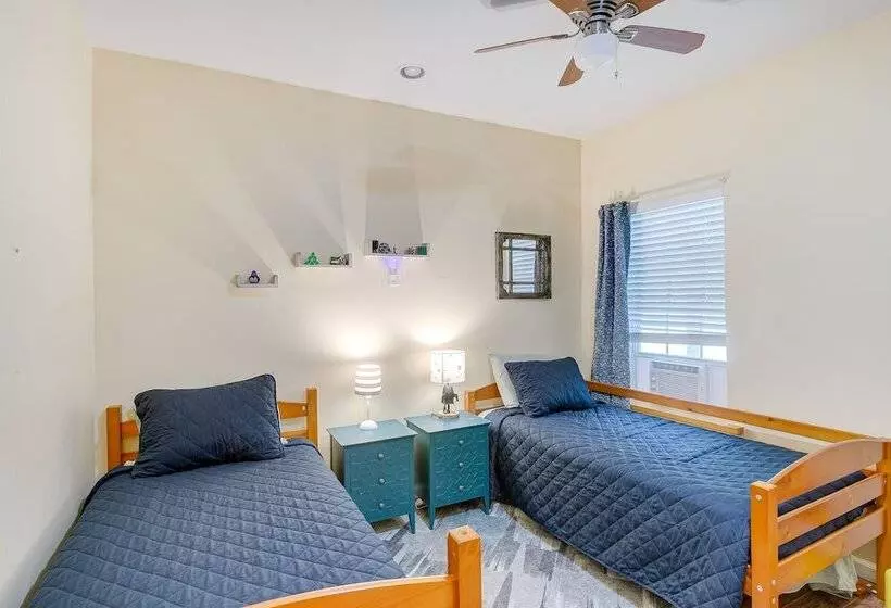 Charming Darien Hideaway W/ Porch, Near Downtown!