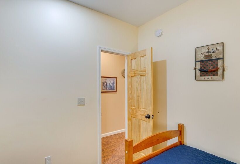 Charming Darien Hideaway W/ Porch, Near Downtown!