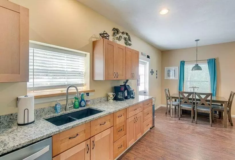 Charming Darien Hideaway W/ Porch, Near Downtown!