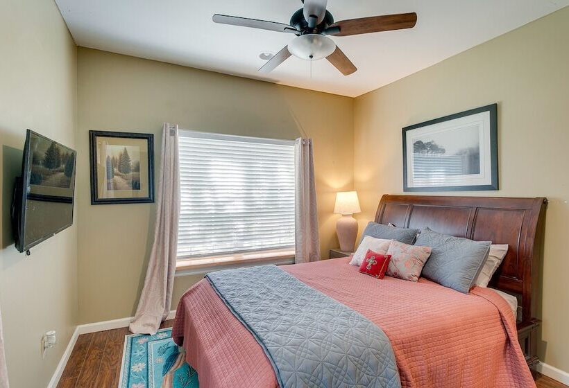 Charming Darien Hideaway W/ Porch, Near Downtown!