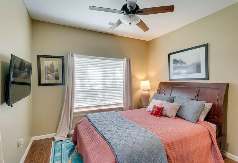 Charming Darien Hideaway W/ Porch, Near Downtown!