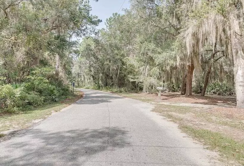 Charming Darien Hideaway W/ Porch, Near Downtown!