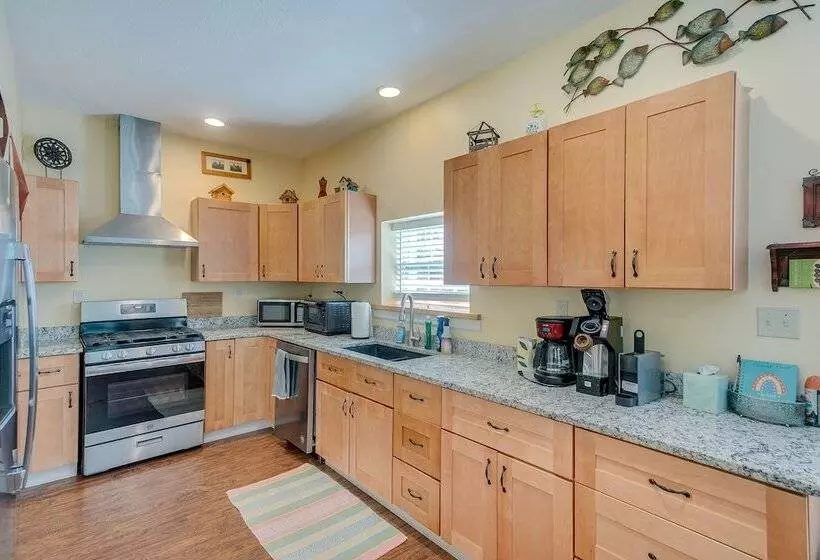 Charming Darien Hideaway W/ Porch, Near Downtown!