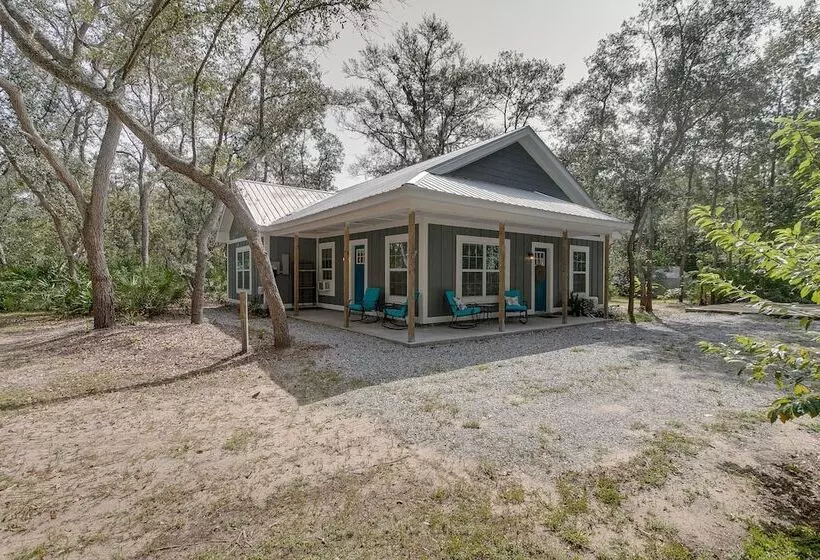 Charming Darien Hideaway W/ Porch, Near Downtown!