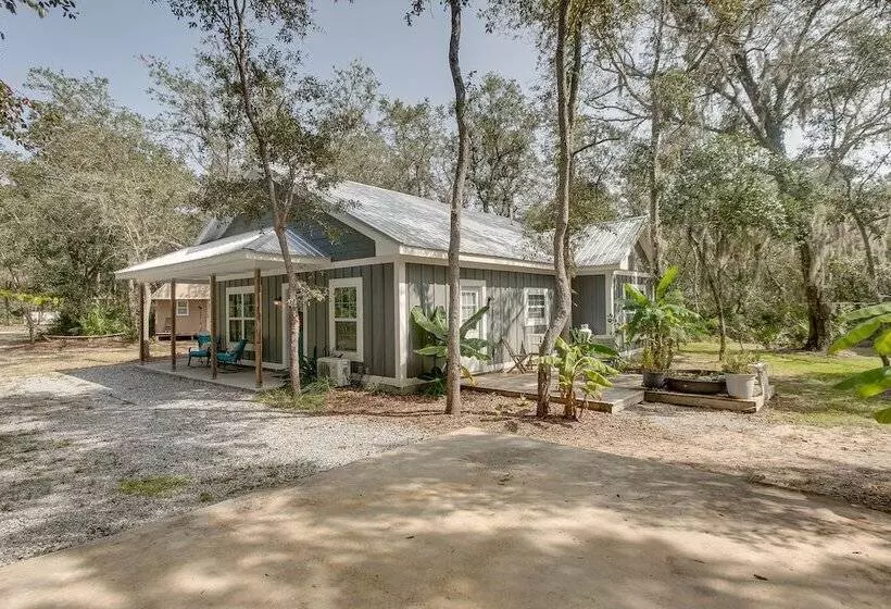 Charming Darien Hideaway W/ Porch, Near Downtown!