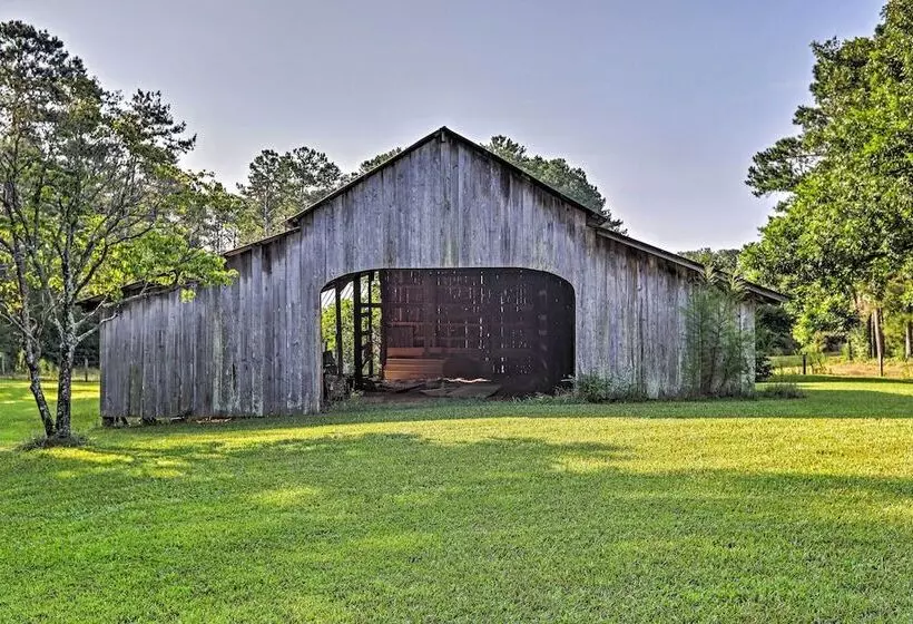 Charming Newnan Carriage House On 95 Acres!