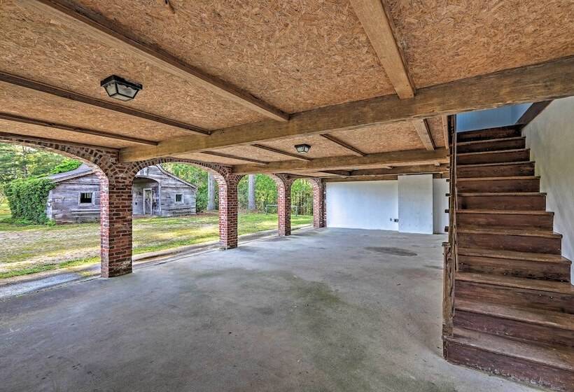 Charming Newnan Carriage House On 95 Acres!