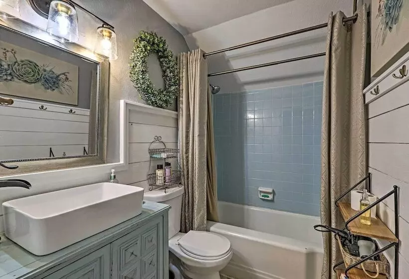 Charming Newnan Carriage House On 95 Acres!