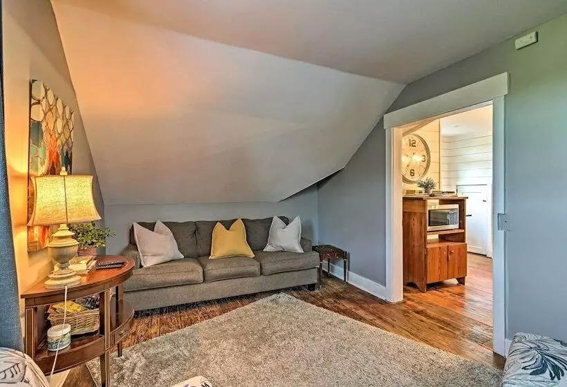 Charming Newnan Carriage House On 95 Acres!