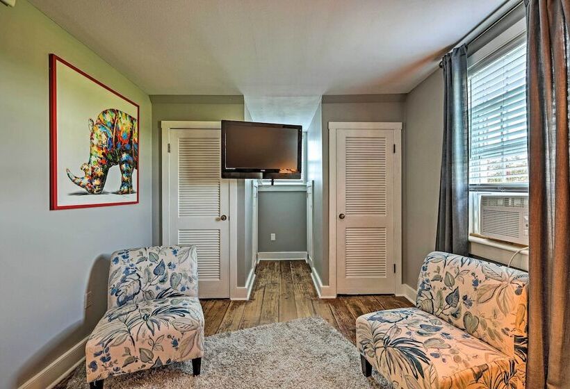 Charming Newnan Carriage House On 95 Acres!