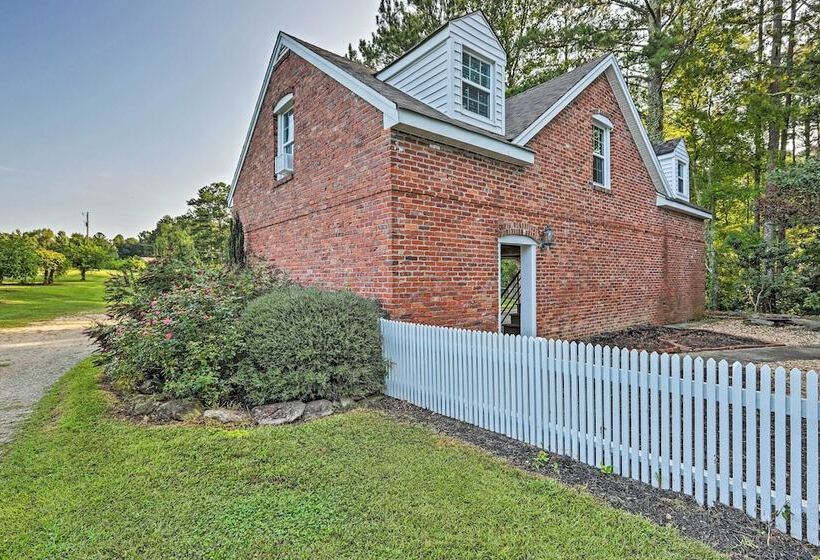 Charming Newnan Carriage House On 95 Acres!