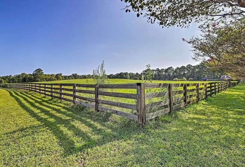 Charming Newnan Carriage House On 95 Acres!