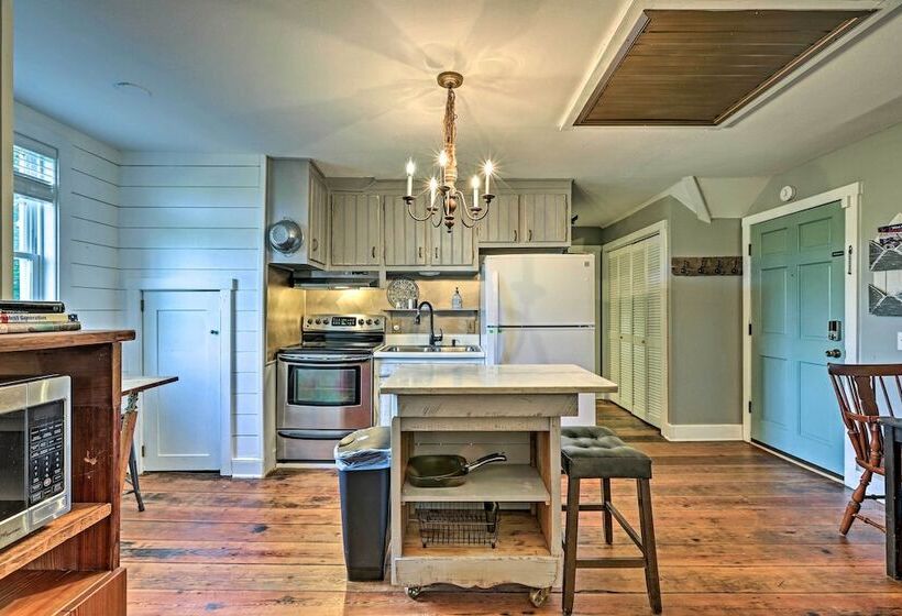 Charming Newnan Carriage House On 95 Acres!