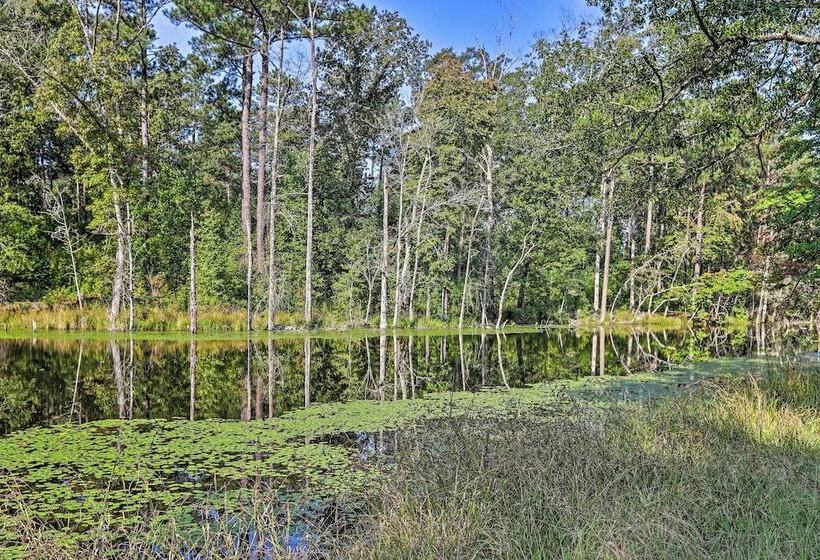 Charming Newnan Carriage House On 95 Acres!