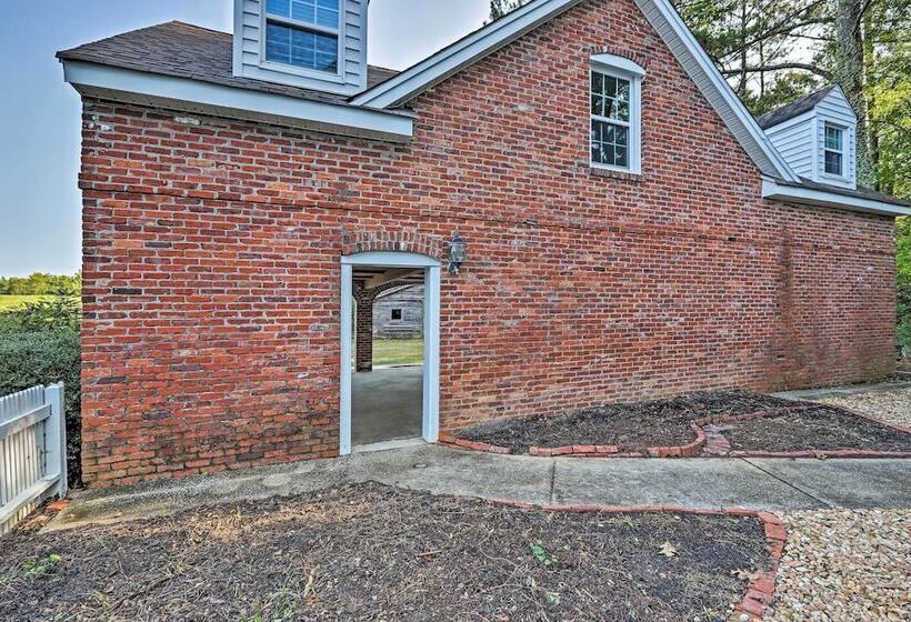 Charming Newnan Carriage House On 95 Acres!